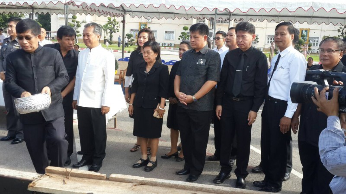 ชัยภูมิ!! ผู้ว่าราชการจังหวัด ประกอบพิธีบวงสรวงสร้างพระเมรุมาศจำลอง ไว้เพื่อพิธีถวายดอกไม้จันทน์ พระราชพิธี พระเพลิง รัชกาลที่ 9( มีคลิป)