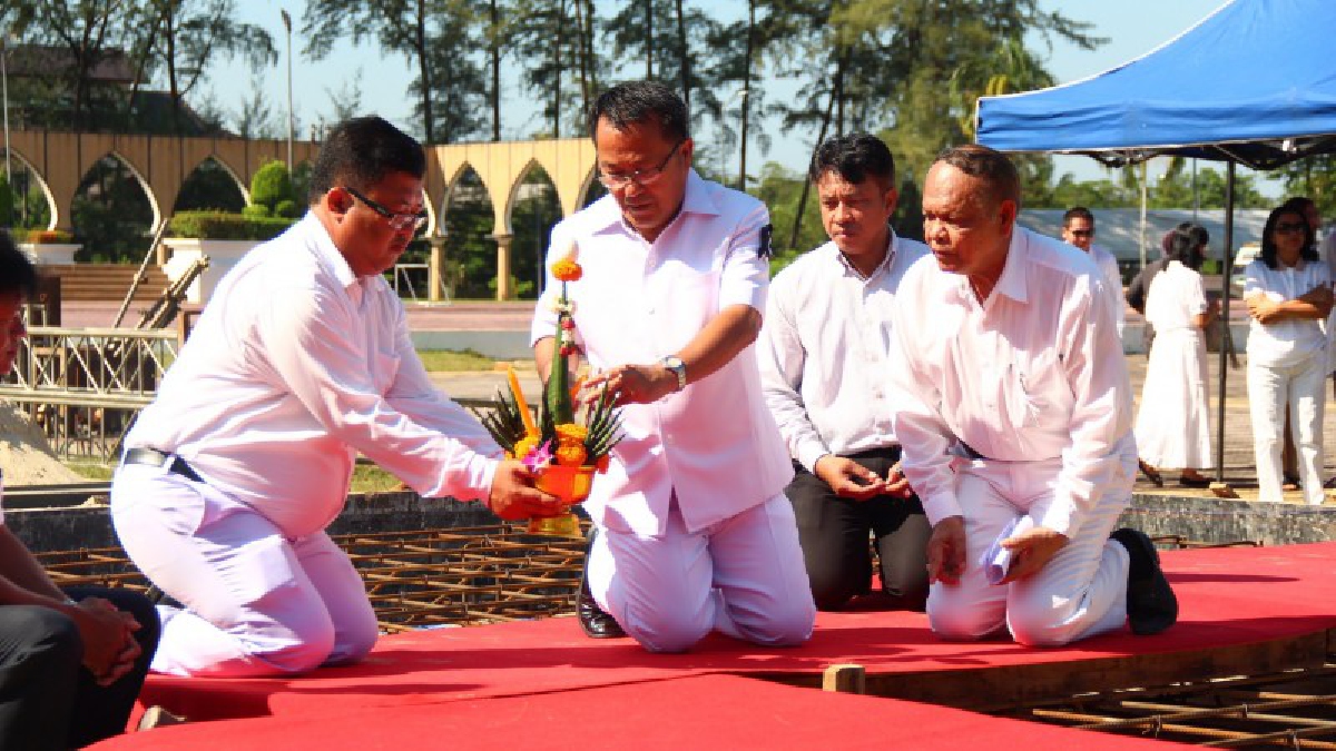ผู้ว่าฯ นราธิวาส เป็นประธานในพิธีปักหมุดและบวงสรวงการก่อสร้างพระเมารุมาศจำลอง ในการจัดพิธีถวายดอกไม้จันทน์ของประชาชนในพื้นที่จังหวัดนราธิวาส