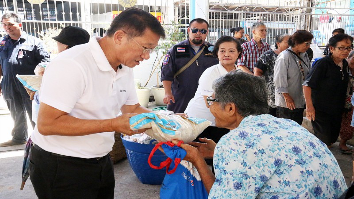 มูลนิธิสว่างโรจนธรรมสถานสัตหีบ ชลบุรี จัดประเพณีทิ้งกระจาด แจกข้าวสารอาหารแห้งให้ประชาชนกว่า 2 พันคน (มีคลิป)