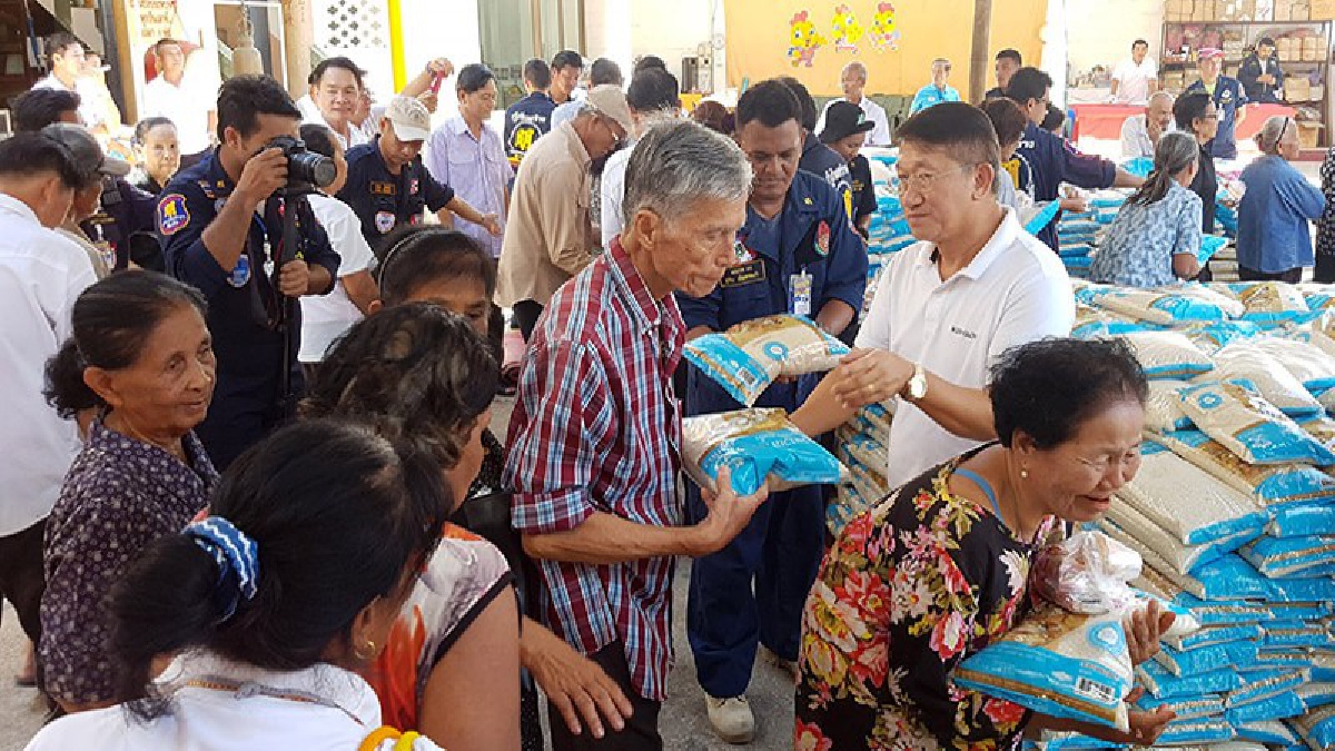 รับบุญครั้งยิ่งใหญ่!? เซียนซือสัตหีบ จัดประเพณีทิ้งกระจาดข้าวสาร ทำบุญผู้ยากไร้ อุทิศส่วนกุศลแด่ดวงวิญญาณไร้ญาติ (ชมคลิป)