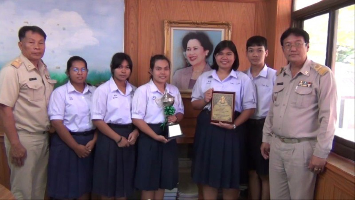 น่าชื่นชม!! นักเรียนมัธยมโรงเรียนแสวงหาวิทยาคม อ่างทอง โชว์ผลงานประกวดแต่งกลอน คว้ารางวัลชนะเลิศและรองชนะเลิศระดับประเทศ (มีคลิป)