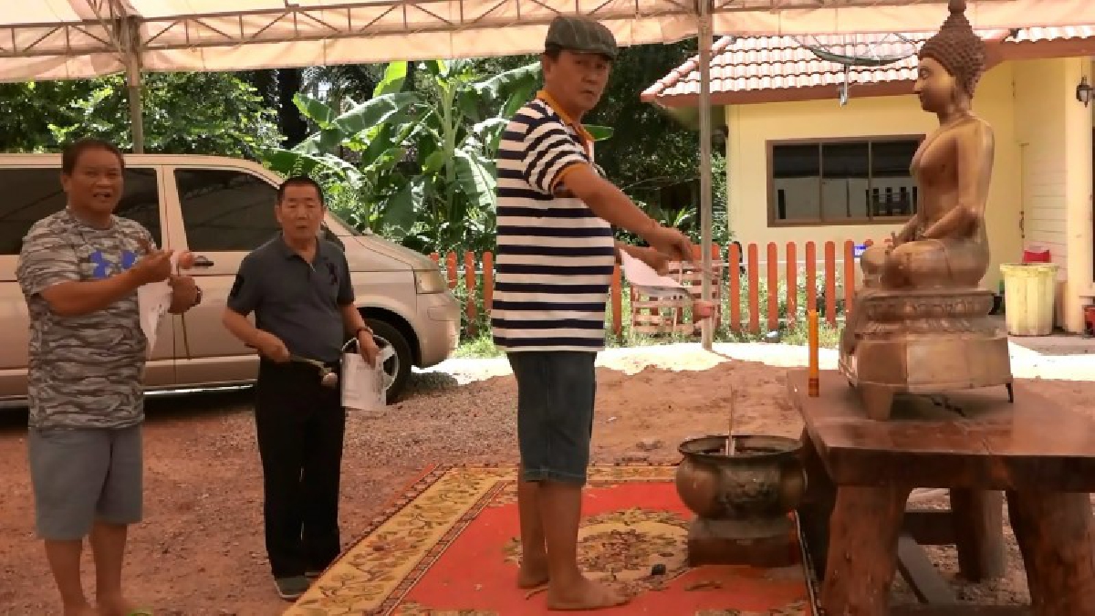 สุดฮือฮา!! คอหวยแห่กราบไหว้ หลวงพ่อโตวัดนาทวี ให้โชคหนุ่มชาว อ.นาทวี หลังมาสักการะขอโชคแล้วถูกหวยที่มาเลเซีย รับเงินกว่า 2แสนบาท