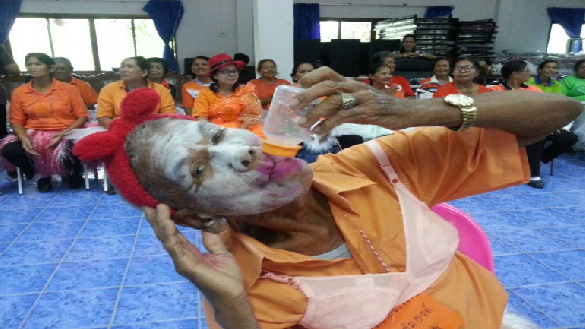 กีฬาเฮฮา!! โรงเรียนสร้างสุขผู้สูงวัย ตำบลเทพนคร จับปิดตาแต่งหน้าทาแป้ง แล้วแข่งดูดนม บรรยากาศเป็นไปอย่างสนุกสนาน เต็มไปด้วยเสียงหัวเราะ