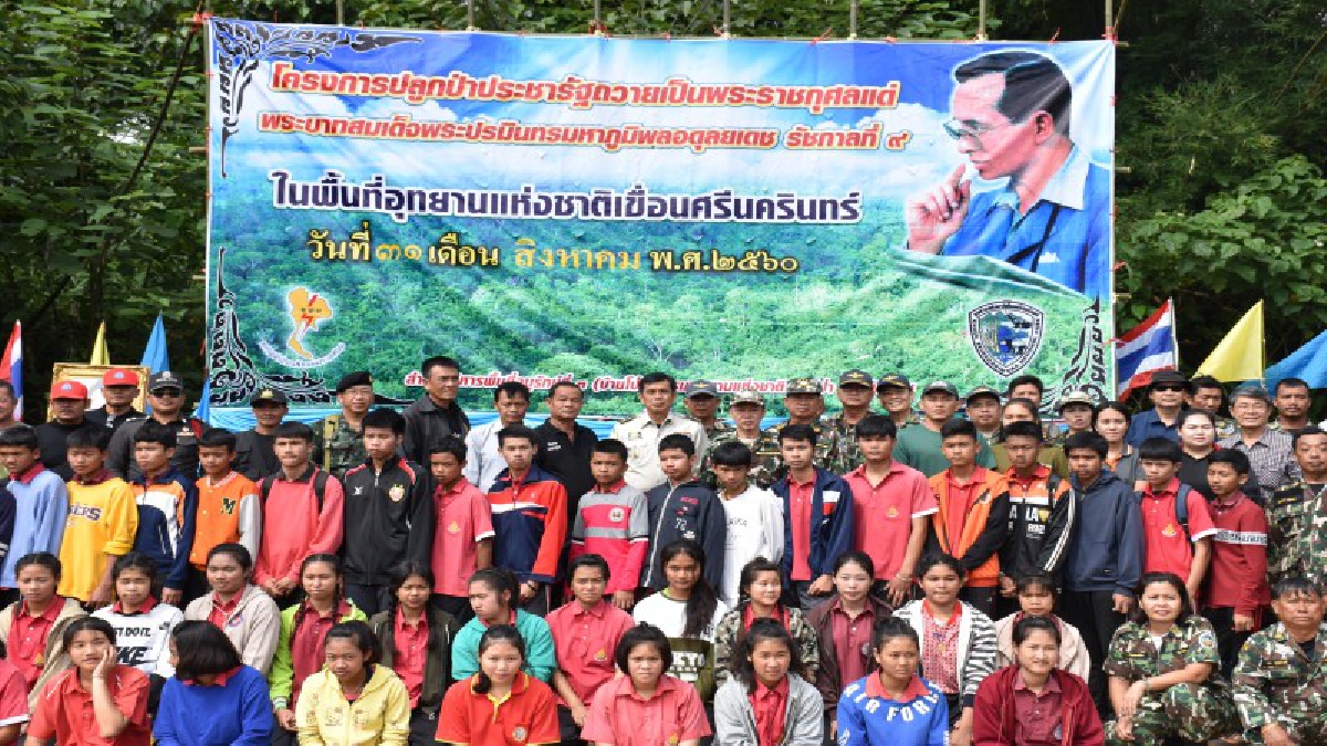 ยกนิ้วให้เลย!! ผอ.สบอ.3(บ้านโป่ง) ร่วมอุทยานฯเขื่อนศรีนครินทร์ ปลูกป่า ขากลับต้นไม้ใหญ่ล้มขวางทาง ระดมเจ้าหน้าที่ตัด 2 ชม. ชาวบ้านแฮปปี้