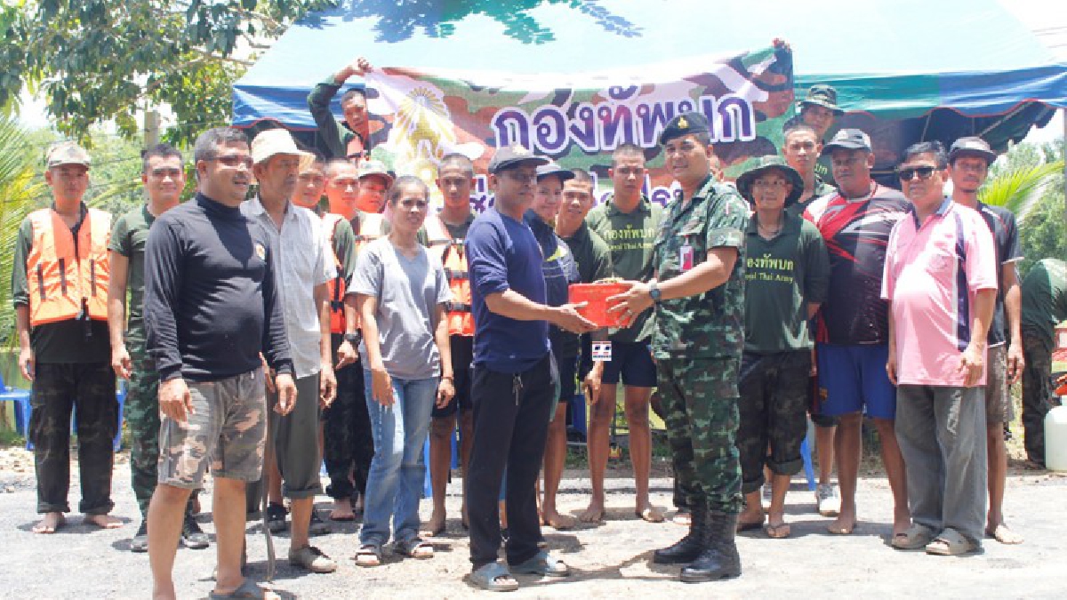 ที่พึ่งประชาชน!! ทหาร ร.25 พัน 1 นำกำลังพลจิตอาสา ขจัดขยะมูลฝอย-สิ่งปฏิกูล-วัชพืชในแหล่งน้ำ ถวายเป็นพระราชกุศล ในหลวง ร.9 และ ร.10