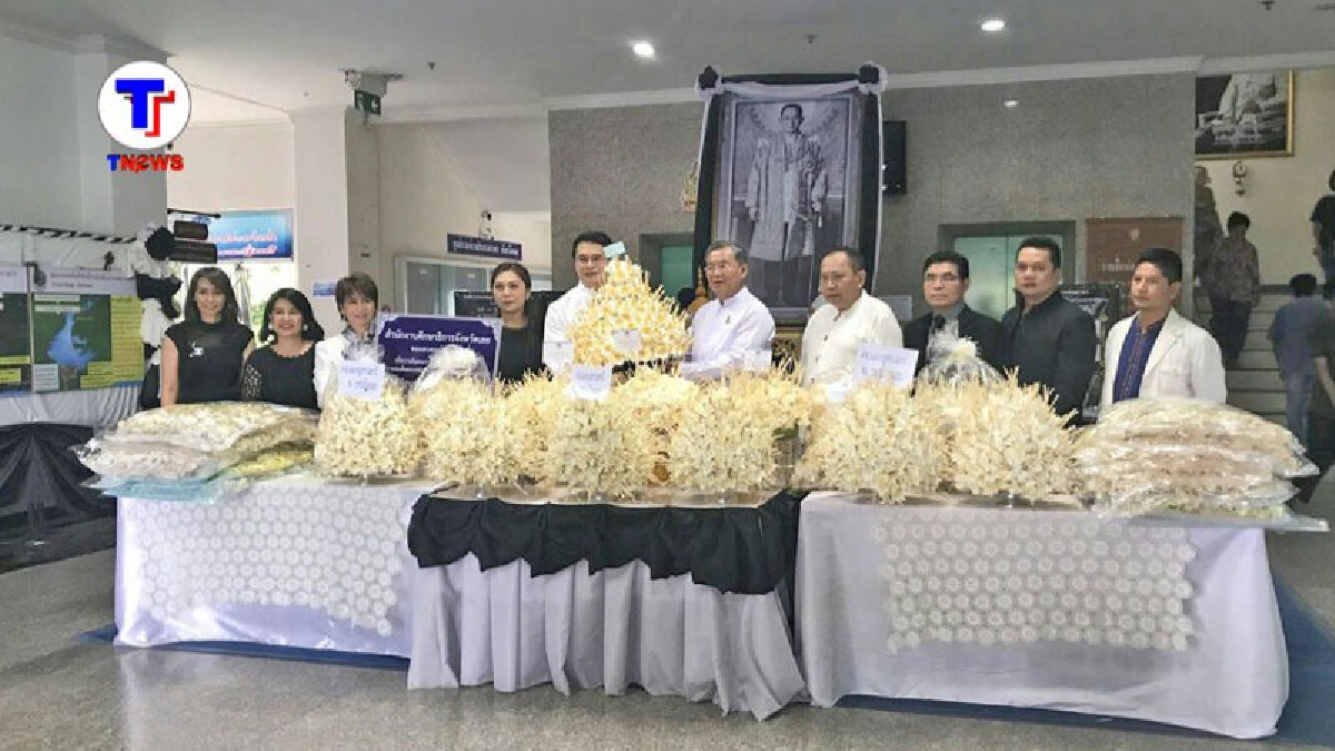 ศึกษาธิการ จ.เลย มอบดอกไม้จันทน์ 20,000 ดอก เพื่อนำไปร่วมถวายในงานพระราชพิธีถวายพระเพลิงพระบรมศพ ในหลวง ร.9