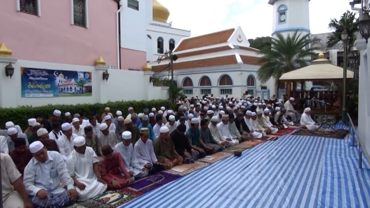 สงขลา!! ชาวไทยมุสลิมใน ร่วมประกอบศาสนกิจ เนื่องในวันฮารีรายอีฎี้ลอัฎฮา หรือรายอฮัจยี จนล้นมัสยิด (มีคลิป)