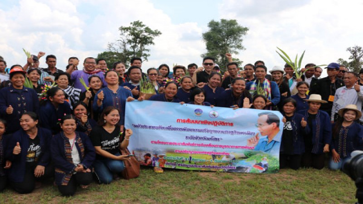 ยโสธร!! นำคณะสื่อมวลชนลงพื้นที่ ปฏิบัติภาคสนาม เยี่ยมชมพื้นที่เศรษฐกิจพอเพียงที่ประสบผลสำเร็จ นำความรู้ที่ได้มาขยายผลอย่างยังยืน (ชมคลิป)