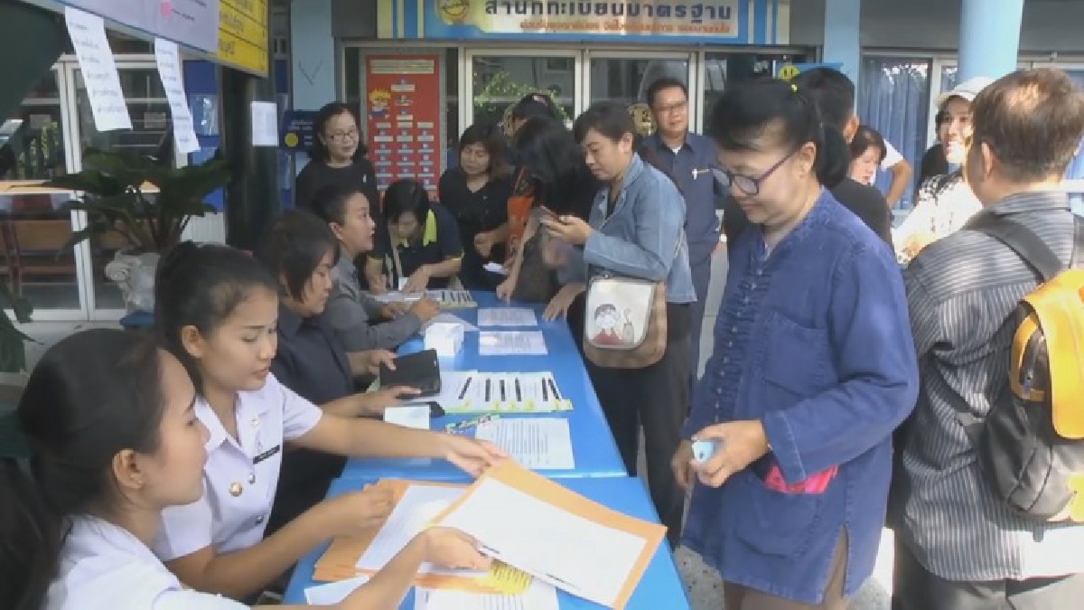 เนืองแน่น!! ชาวโคราช แห่สมัครเป็นจิตอาสาเฉพาะกิจ ในงานพระราชพิธีถวายพระเพลิงพระบรมศพในหลวงรัชกาลที่ 9 วันแรกแน่นขนัดที่ว่าการอำเภอ (มีคลิป)