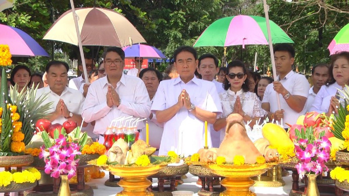 นครพนม!! พ่อเมือง นำประกอบพิธีบวงสรวง การสร้างพระเมรุมาศจำลอง สำหรับพิธีถวายดอกไม้จันทน์ ในพระราชพิธีถวายพระเพลิงพระบรมศพ ในหลวงรัชกาลที่ 9
