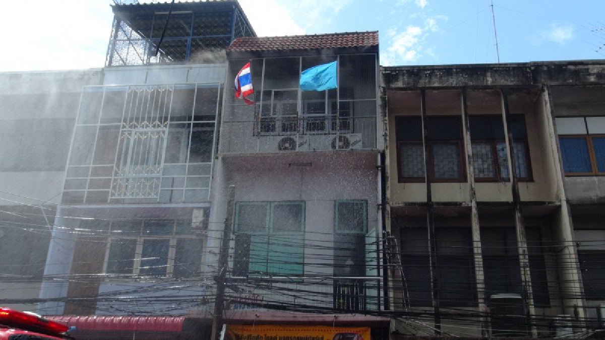 สุดระทึก!! เกิดเหตุไฟไหม้ชั้น 3 ร้านถ่ายรูป กลางเมืองชลบุรี โชคดีไม่มีผู้ได้รับบาดเจ็บ เบื้องต้นคาดสาเหตุเกิดจากไฟฟ้ารัดวงจร!? (ชมคลิป)