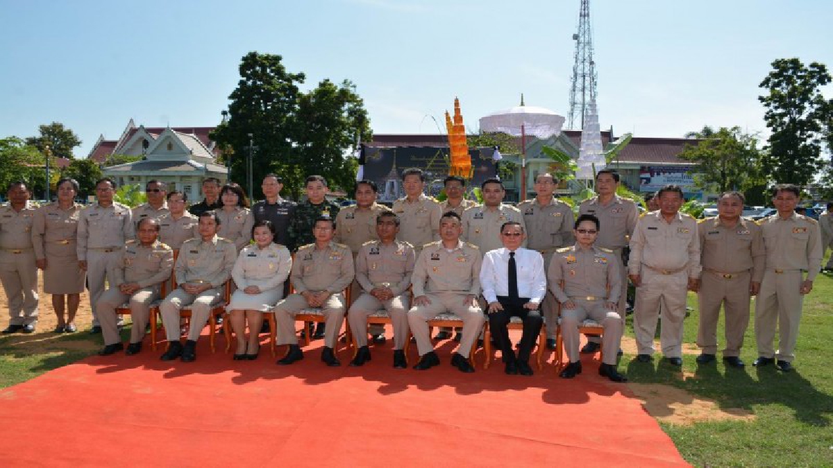 ศรีสะเกษ!! จัดพิธีบวงสรวงการก่อสร้างพระเมรุมาศจำลอง งานพิธีถวายดอกไม้จันทน์พระบรมศพ สมเด็จพระปรมินทรมหาภูมิพลอดุลยเดช