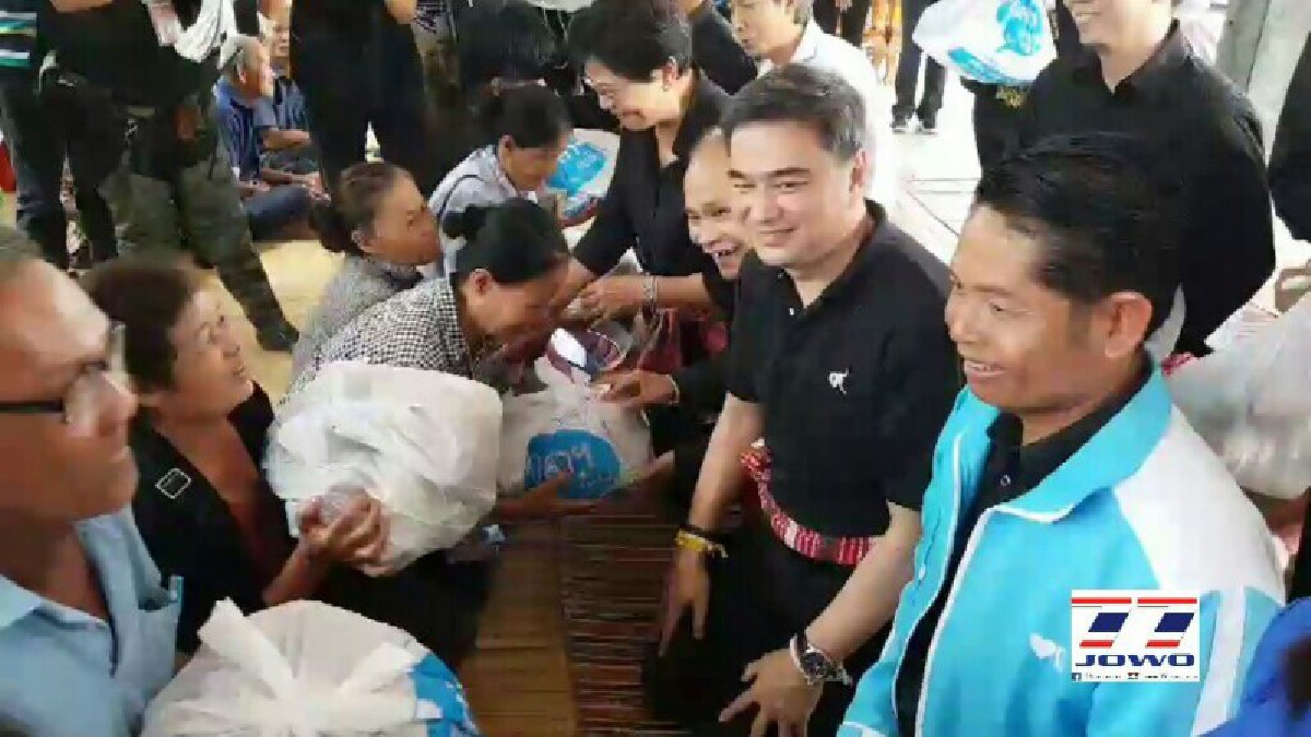 เดินสายทำบุญ!! "มาร์ค" โล่งใจ หลังศาลยกฟ้องสลายการชุมนุมของ นปช.ปี53 นำคณะขึ้นอีสานกราบพระเกจิอาจารย์ดัง พร้อมมอบถุงยังชีพให้ผู้ประสบอุทกภัย