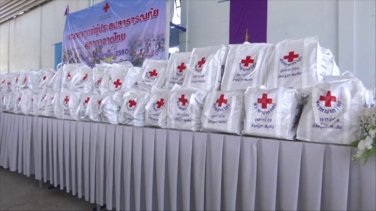 อ่างทอง ผู้แทนพระองค์ องค์สภานายิกาสภากาชาดไทยมอบชุดธารน้ำใจพระราชทานสภากาชาดไทยพร้อมน้ำดื่มแก่ราษฎรที่ประสบอุทกภัย (มีคลิป)