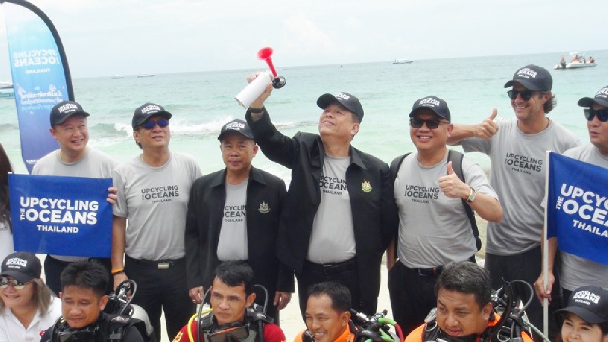 ระยอง จัดกิจกรรมการดำน้ำเก็บขยะในทะเลและบริเวณชายหาด พร้อมมอบถังขยะและถุงขยะให้กับอุทยานแห่งชาติเขาแหลมหญ้า-หมู่เกาะเสม็ด (มีคลิป)