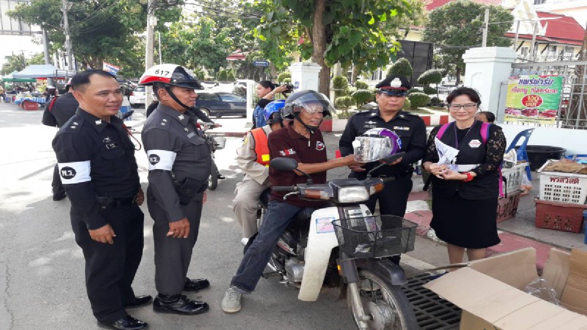 โครงการดีแบบนี้มีอีกไหม!? จัดโครงการแจกหมวกนิรภัย ให้แก่ผู้ขับขี่รถมอเตอร์ไซด์ตามโครงการ "เซอร์ไพรซ์ใส่หมวก เจอ จับ แจก" (ชมคลิป)