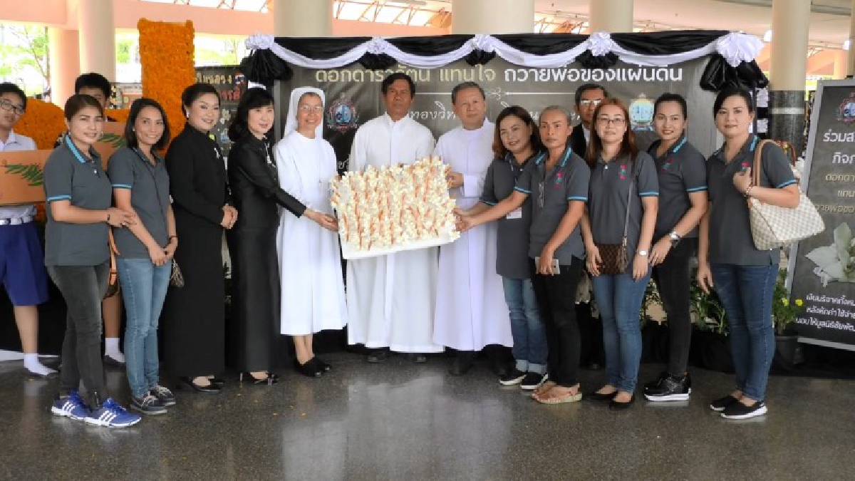 สงขลา!! คณะครูและนักเรียน ร.ร.แสงทองวิทยา และ ร.ร.ธิดานุเคราะห์ ร่วมประดิษฐ์ ดอกดารารัตน์แทนใจ ถวายพ่อของแผ่นดิน (มีคลิป)