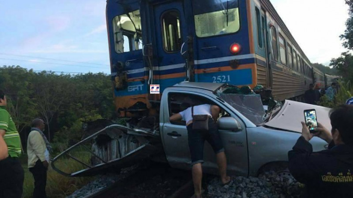 รอดหวุดหวิด!! รถไฟดีเซลรางขบวน กทม.-ยะลา ชน รถกระบะขนไม้ประดับเสียหายทั้งคัน คนขับหนีรอดตายหวุดหวิด (มีคลิป)