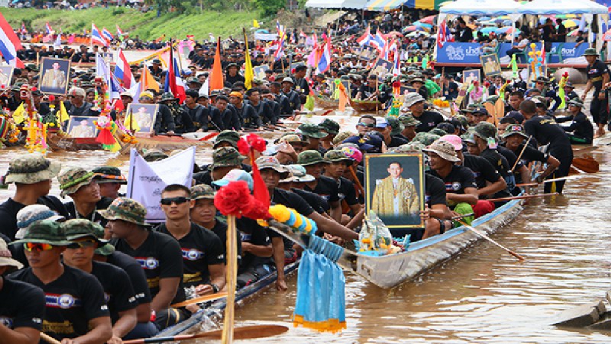 ปชช.ร่วม 2 หมื่น แห่เชียร์เรือยาววัดท่าหลวง ชิงถ้วยพระราชทานเนืองแน่น เสียงดังสนั่นท่าน้ำ