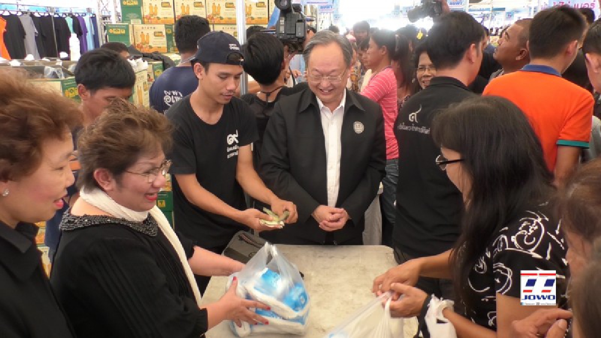 โคราช จัดงานมหกรรมธงฟ้าขับเคลื่อนเศรษฐกิจภูมิภาค ลดค่าครองชีพเพิ่มช่องทางการจำหน่ายสินค้า กระตุ้นเศรษฐกิจ
