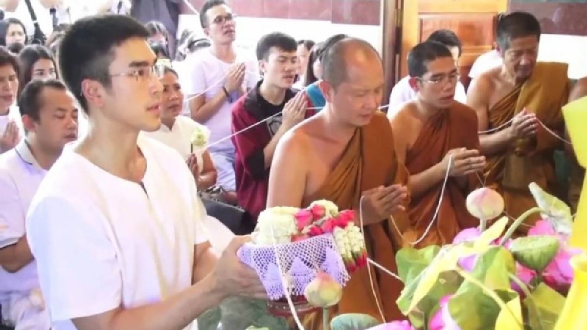 "ณเดช" ร่วมทำพิธีอัญเชิญฉลองติดรัศมีพระพุทธเมตตา แฟนคลับรอตอนรับเพียบ เผยได้เคยมาร่วมทำพิธีหล่อพระกับญาญ่า ที่วัดป่าเขาเขียวนี้ (มีคลิป)