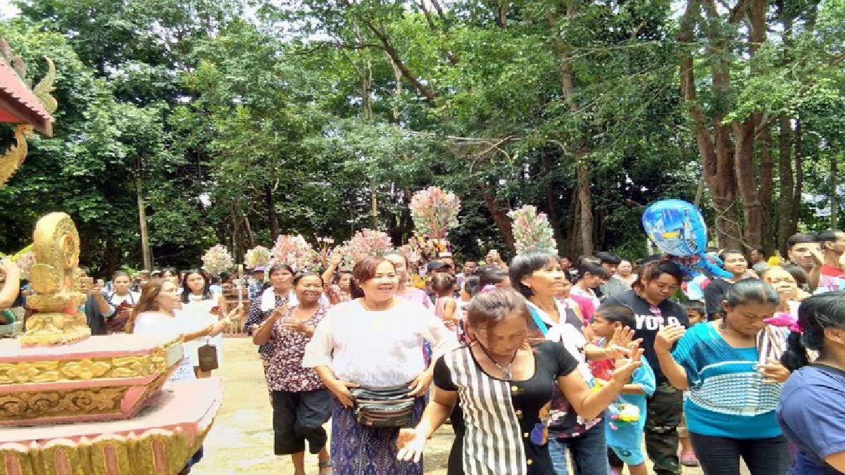 วัดบ้านนอก-บริษัทเอกชน ไอเดียกระฉูดทอดผ้าป่าแจกคนจน!! วัดวาปีรัตนารามตักบาตรข้าวสาร-อาหารแห้งบริจาคคนยากไร้ คนแห่ทำบุญให้ทานแน่นกว่า 500 คน