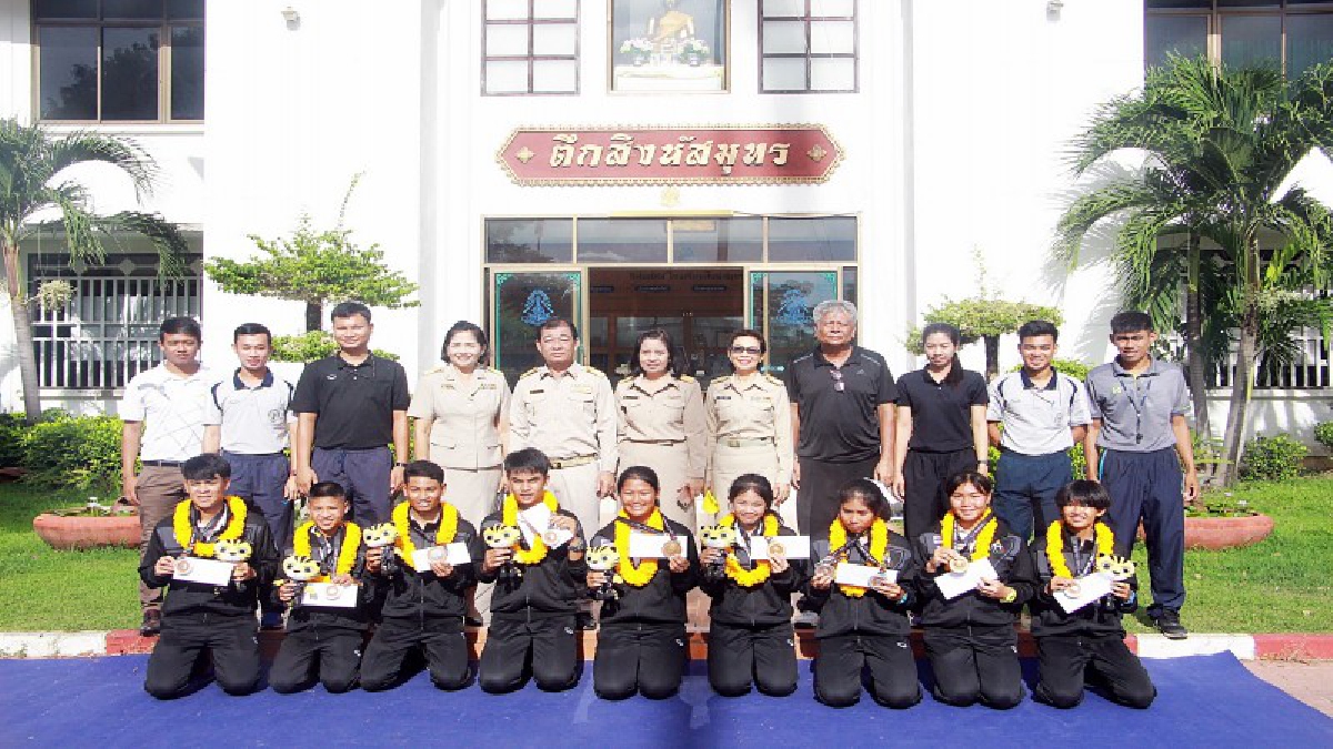 ต้อนรับกลับบ้าน...สุดอบอุ่น!? โรงเรียนสิงห์สมุทร ร่วมต้อนรับนักกีฬาเรือใบ กีฬาซีเกมส์ คว้าเหรียญกลับบ้าน ท่ามกลางความปลื้มปิติ ยินดี ของคณะ