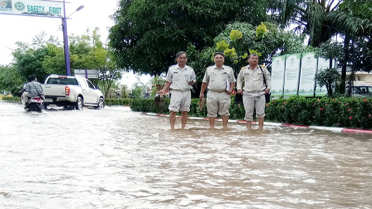 บึงกาฬโดนหนัก!! ฝนตกหนักทำน้ำท่วมถนนหลายสาย ทั้งการไฟฟ้าส่วนภูมิภาคและเทคโนรักไทยอ่วม (มีคลิป)