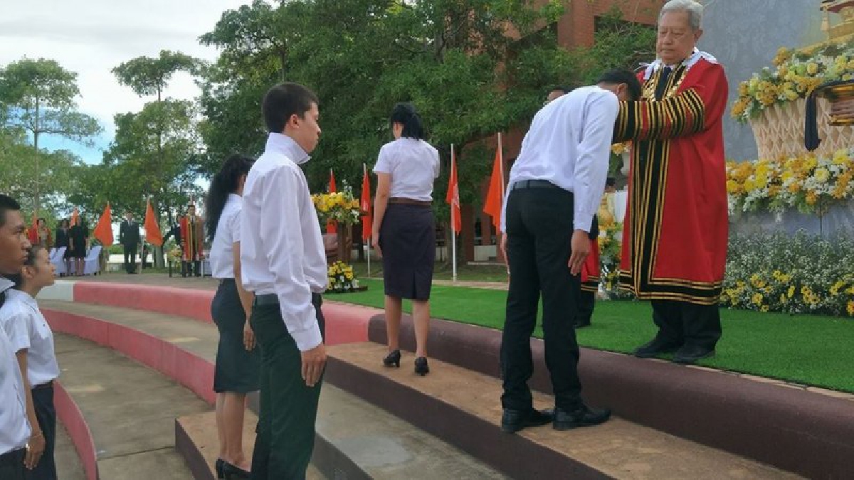 ชื่นมื่น!! องคมนตรีประดับไทน์และเข็มมหามงกุฎ ในประเพณีรับน้องใหม่ สจล.ชุมพร  สร้างความภาคภูมิใจแก่นักศึกษาใหม่