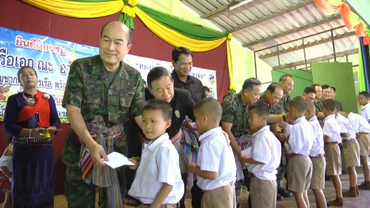 ผบ.ทร. นำทีมแจกทุนการศึกษาและมอบห้องน้ำ สร้างคุณภาพชีวิตที่ดีให้เด็กเล็กและเยาวชนจังหวัดนครพนม (มีคลิป)
