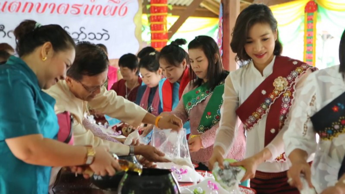 สานต่อประเพณี!! ชาวไทยเชื้อสายมอญบางขันหมาก แต่งชุดชนชาติมอญ นำบุตรหลานออกมาร่วมสืบสานประเพณีตักบาตรน้ำผึ้งวันสาร!? (ชมคลิป)