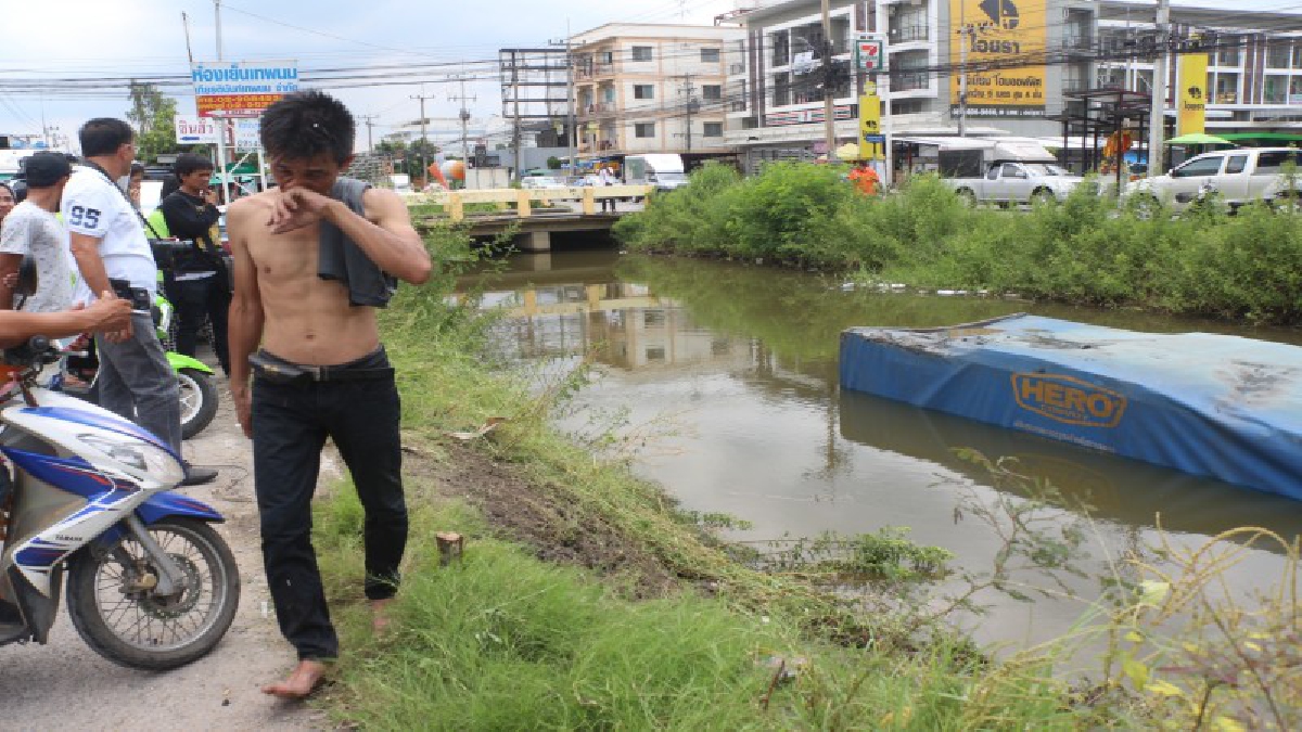 ปทุมธานีกล้องจับภาพรถหกล้อบรรทุกผลไม้เบรกแตกเสียหลักตกคลองจมน้ำขับออกมาทัน