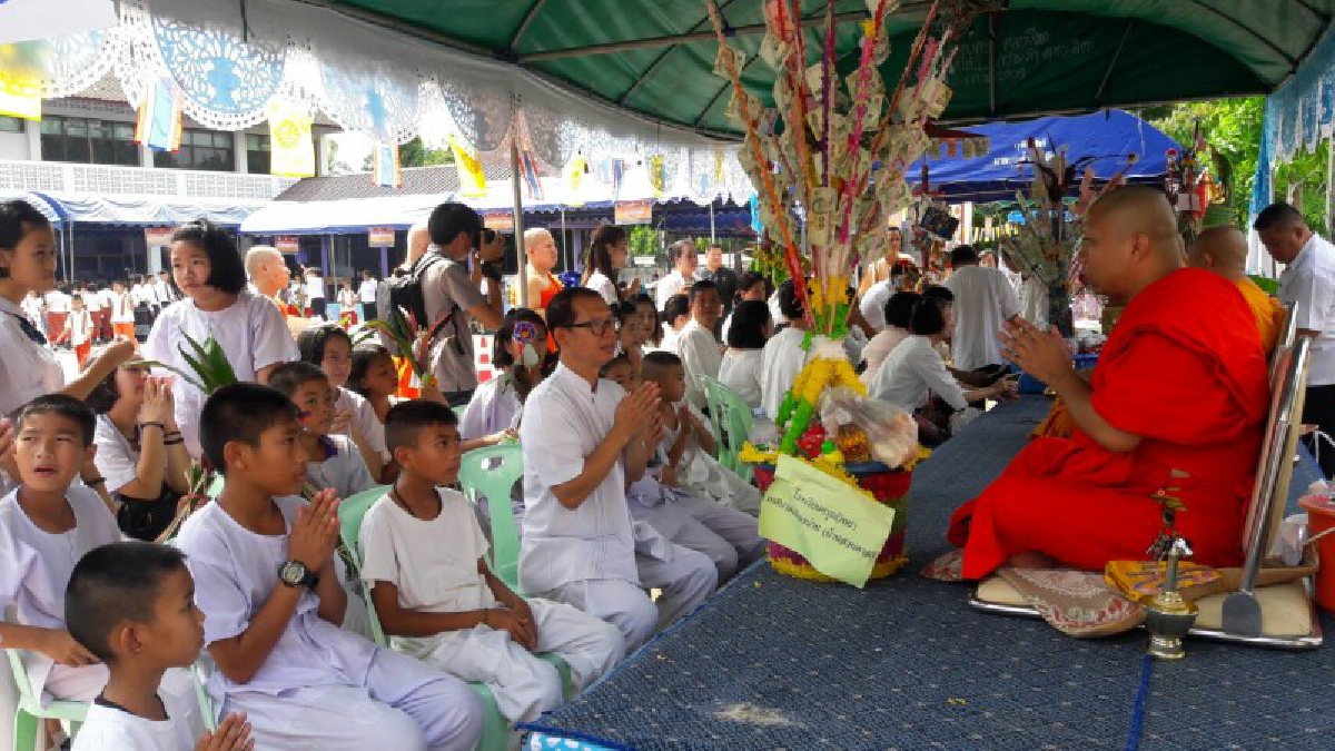 พุทธศาสนิกชนชาวน่าน ถวายทานสลากภัต เพื่อสืบสานวัฒนธรรมและขนบธรรมเนียมที่ดีงาน ทีมีมาแต่สมัยโบราณ เพื่ออุทิศส่วนกุศลให้แก่ผู้ที่ล่วงลับไปแล้ว