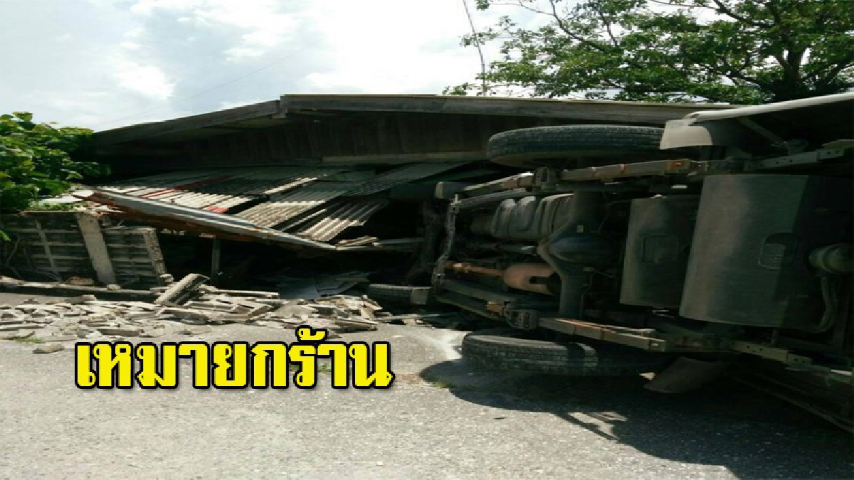 เสียงโครมสนั่น!! นั่งกินก๋วยเตี๋ยวอยู่ดีๆหวิดชะตาขาด รถ 6 ล้อชนกระบะ พุ่งออกข้างถนน ทะลุร้าน (มีคลิป)