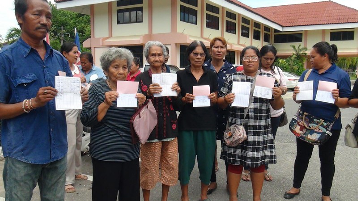 ชาวบ้านนับ 50 คน หอบหลักฐานการฝาก ฟ้อง ตร. หลังเงินกองทุนหมุนเวียนหมู่บ้านหายไปกว่า 10 ล้านบาท (มีคลิป)