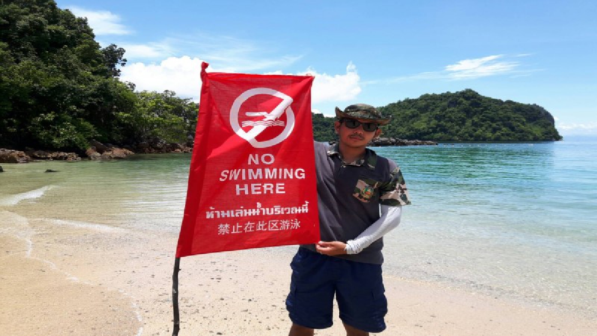กระบี่ - เห็นสัญลักษณ์นี้ เที่ยวทะเลให้ปลอดภัย ห่วงใยจึงเตือน จนท.อุทยานฯธารโบกปักธงแดง ในจุดอันตรายห้ามเล่นน้ำ (มีคลิป)