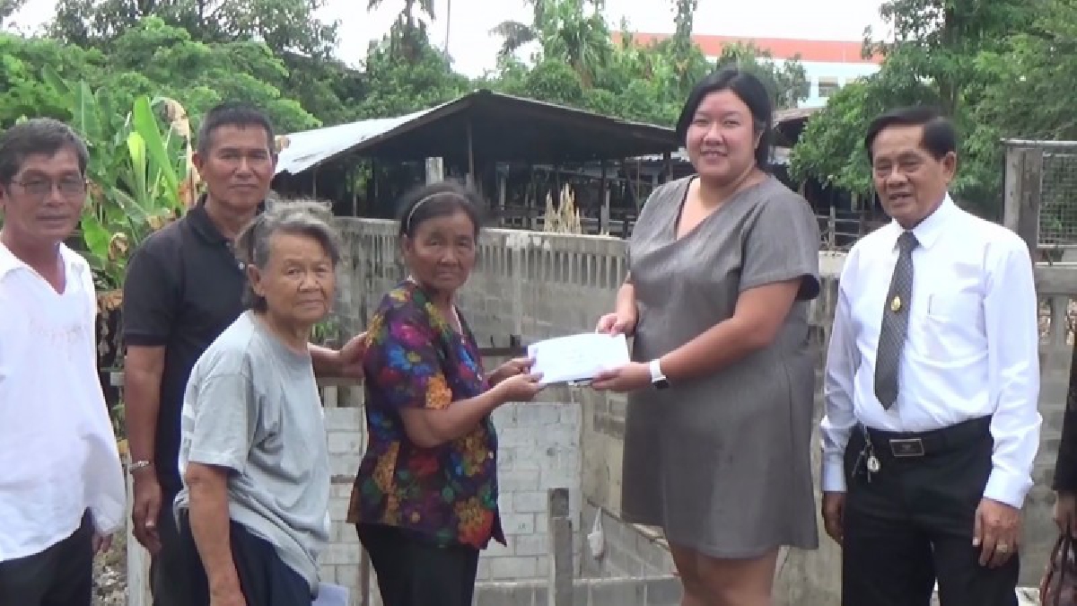 สุดซึ้งใจ!! เทศบาลเมืองอ่างทองมอบเงินช่วยเหลือคุณยายวัย 70 หลังบ้านถูกไฟไหม้วอดทั้งหลัง เพื่อเป็นทุนซ่อมแซมบ้าน (มีคลิป)