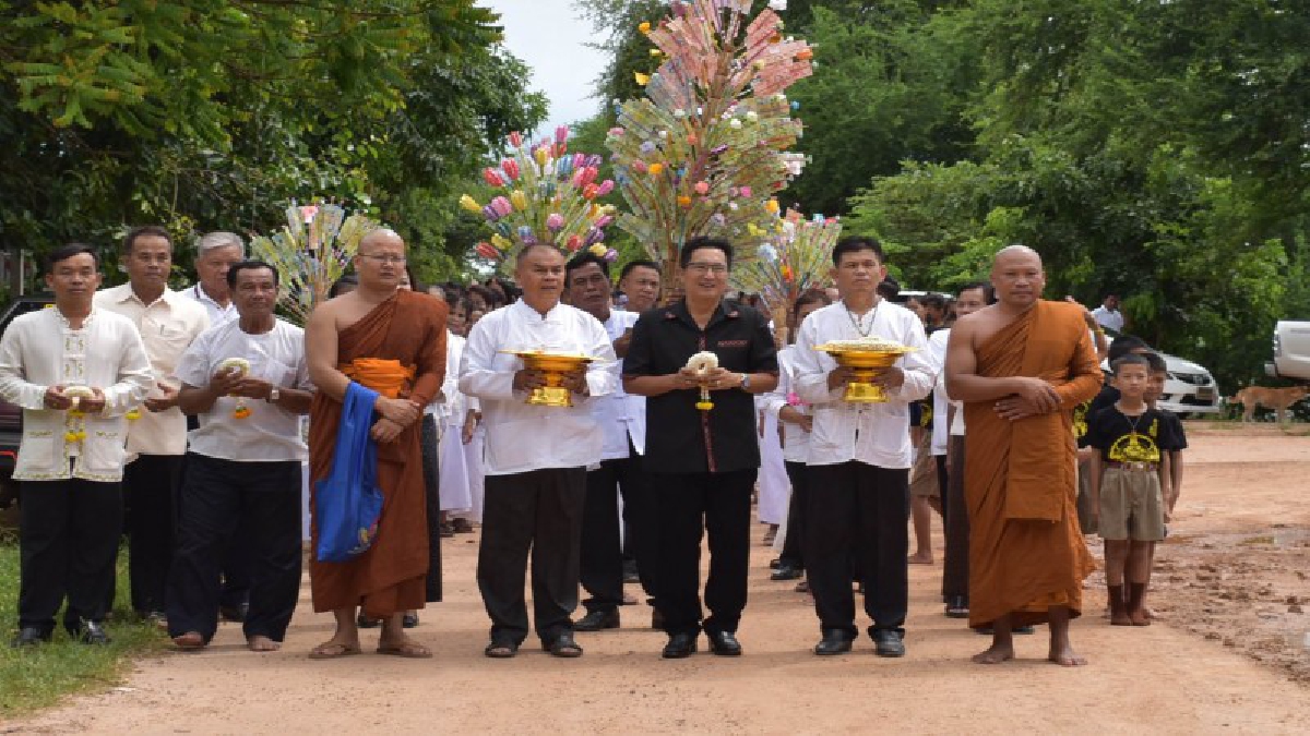 เดินสายทำบุญตลอดเข้าพรรษา!? กาฬสินธุ์เดินสายทำบุญ 13 วัดถวายพระราชกุศล แด่พระบาทสมเด็จ พระบาทสมเด็จพระปรมินทรมหาภูมิพลอดุลยเดช (ชมคลิป)