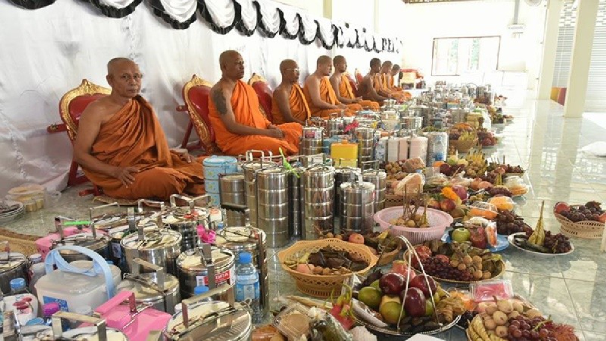อิ่มบุญ!! บรรยากาศทำบุญ วันสารทเดือนสิบ ในจังหวัดสุราษฎร์ธานี เป็นไปอย่างคึกคัก ชวนลูกหลานออกมาร่วมทำบุญอุทิศให้กับผู้ล่วงลับไปแล้ว (มีคลิป)