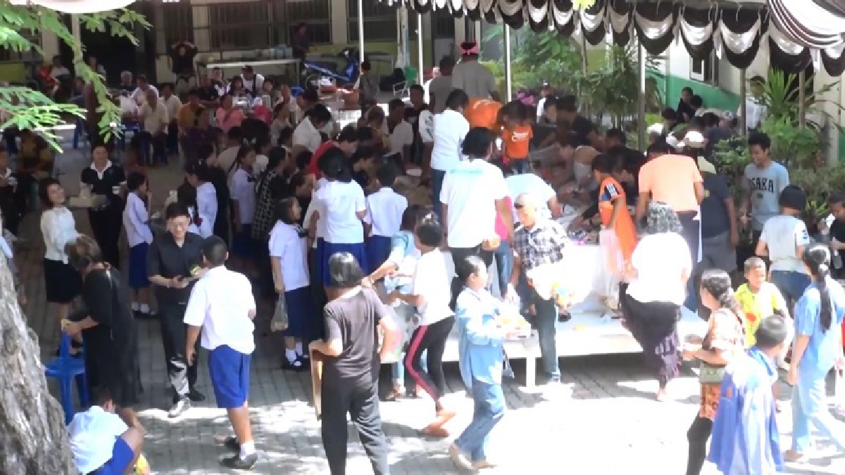 สุดคึกคัก!! บรรยากาศการชิงเปรต เนื่องในเทศกาลทำบุญเดือนสิบหรือที่ชาวบ้านเรียกเทศกาลชิงเปรต ที่วัดแหลมทรายจังหวัดสงขลา (มีคลิป)