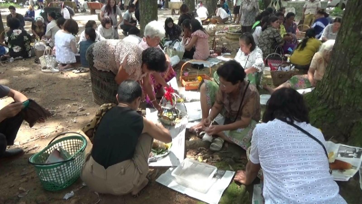 วันทำบุญเล็ก หรือวันแรกของประเพณีทำบุญสารทเดือนสิบของชาวงปักษ์ใต้ที่ จ.ตรัง มีผู้คนนำข้าวของไปทำบุญตามวัดต่างๆ (มีคลิป)