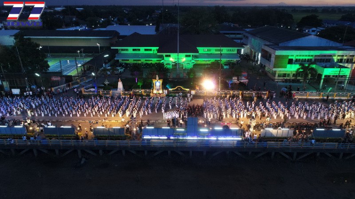 สุดละลานตา!! ประชาชนชาวปราจีนบุรี ร่วม 2,000 คน ร่วมกันรำไว้อาลัยแด่พ่อหลวง ในงานนิทรรศการตามรอยพ่อ (ชมคลิป)