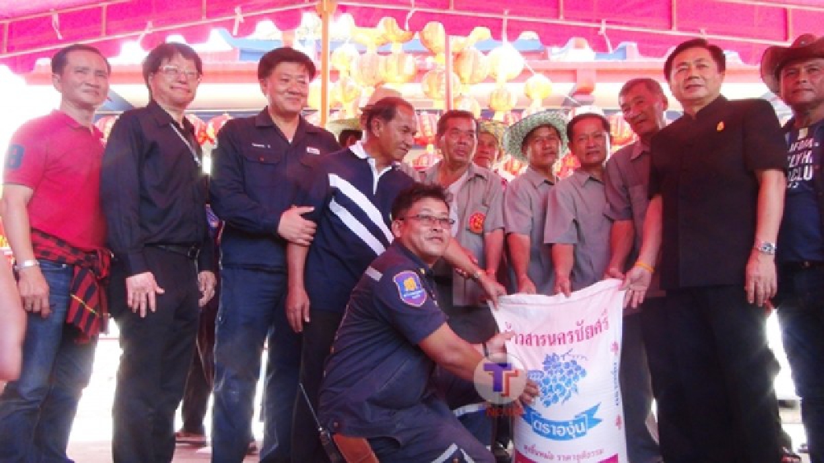 เทศกาลงานประเพณีทิ้งกระจาด แห่งแรกเริ่มที่ศาลเจ้าบ้านแลง มีประชาชนหลั่งไหลมาจากทั่วสารทิศ เพื่อแย่งติ้วนำข้าวสารกลับบ้าน (มีคลิป)