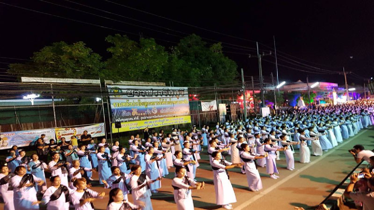 พสกนิกรชาวอำเภอเมืองปราจีนบุรี รวมกว่า 2,200 คน ร่วมการรำถวาย แสดงความจงรักภักดี แสดงความอาลัยและสำนึกในพระมหากรุณาธิคุณพ่อหลวง ร.9 จัดนิทรรศการตามรอยพ่อกลางสายฝน