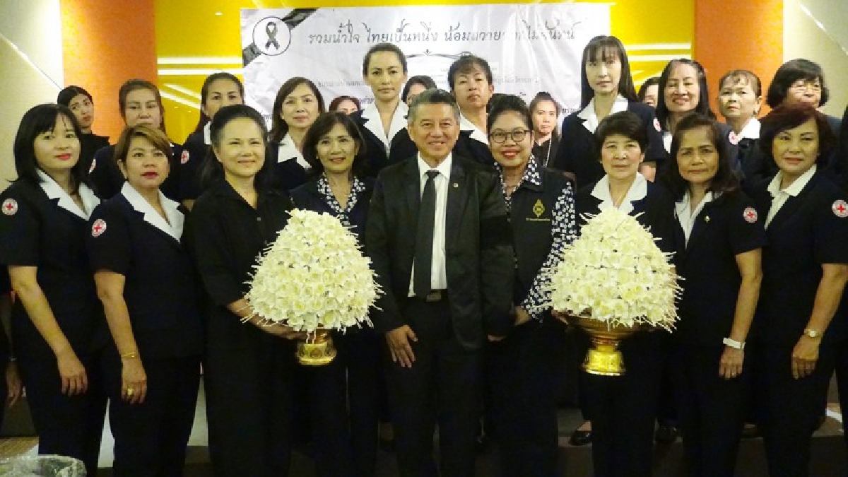 รวมใจทำ!! กาชาดนำจิตอาสาทั้งจังหวัดระยอง ร่วมใจประดิษฐ์ดอกไม้จันทน์ ดารารัตน์ เตรียมทูลเกล้าถวายในพระราชพิธีถวายพระเพลิงพระบรมศพ