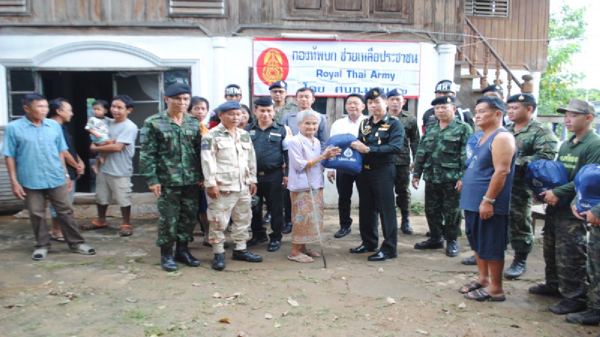 ฮีโร่ของประชาชน !!!! ทหารลำปางนำถุงยังชีพมอบให้ราษฎรบ้านนาป้อใต้ พร้อมนำกำลังพลเข้าช่วยเหลือจากผลกระทบของพายุฝนที่ตกอย่างหนัก (มีคลิป)