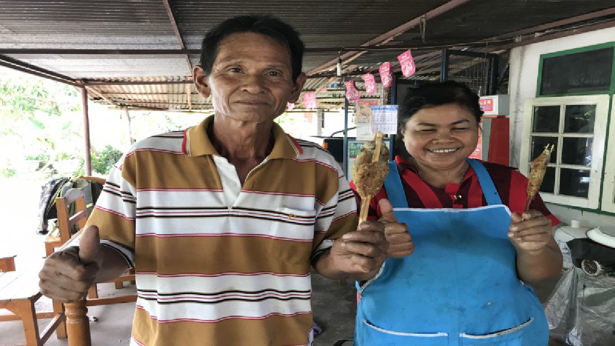 สองสามีภรรยาเมืองช้าง ทำ“อังแกบบอบ” หรือ “กบยัดไส้ย่าง” เสียบไม้ย่าง ขายส่งไม้ละ10 บาท สร้างรายได้งามเดือนละกว่า 30,000 บาท