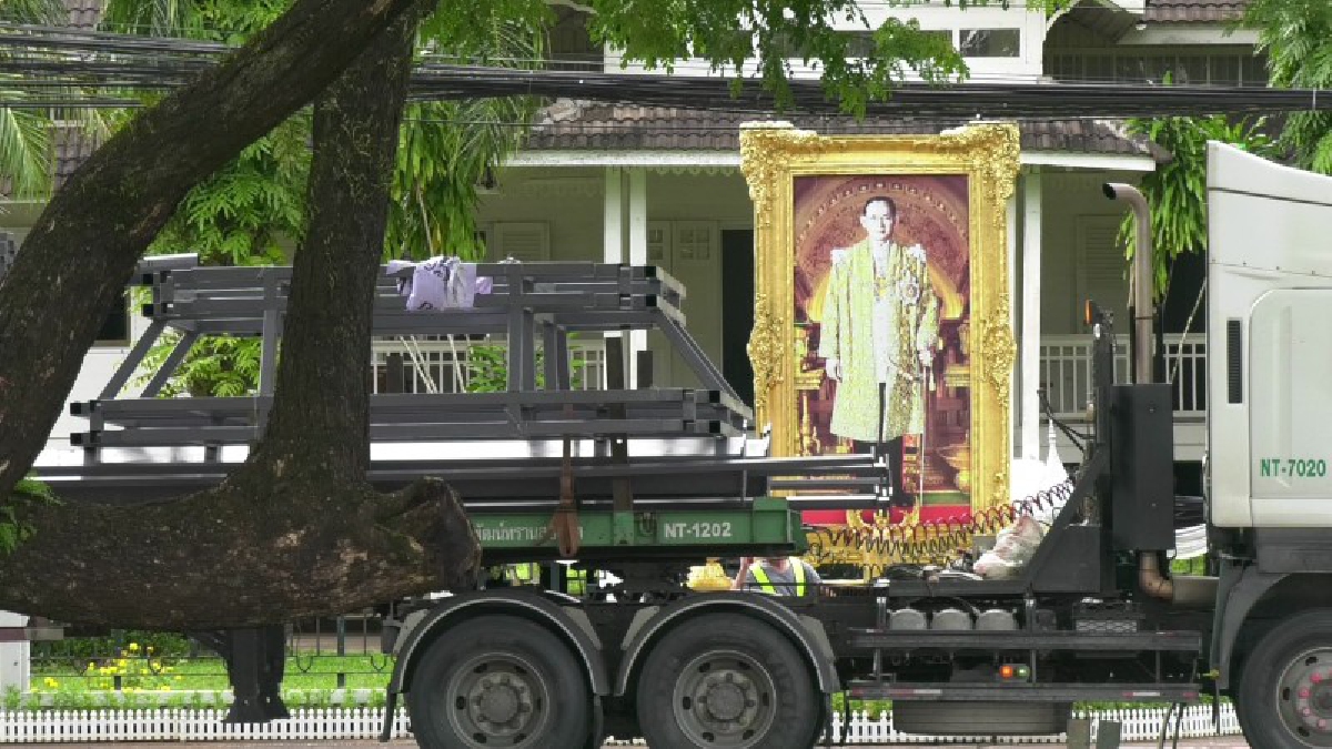 พระเมรุมาศจำลอง ถึงตราดแล้ว โยธาตราดเร่งจัดสถานที่ ถวายพระเพลิงพบรมศพ ร.9