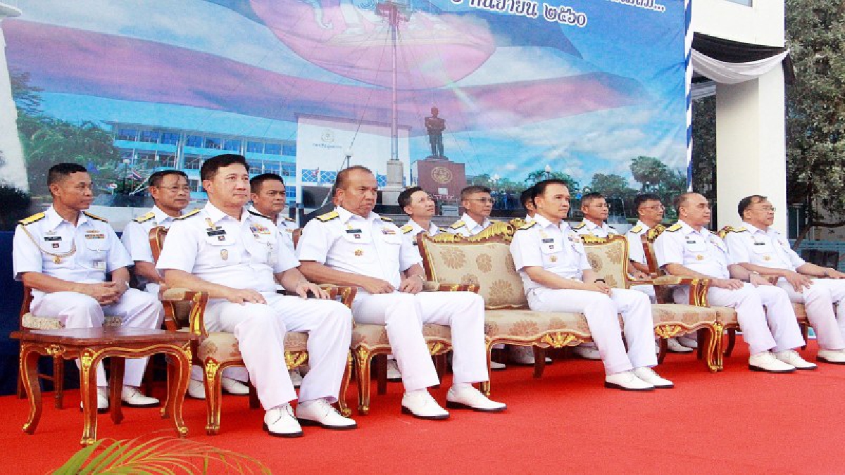 ยิ่งใหญ่!! กองเรือยุทธการจัดพิธีย่ำพระสุริย์ศรีอำลาชีวิตรับราชการอย่างสมเกียรติ (มีคลิป)
