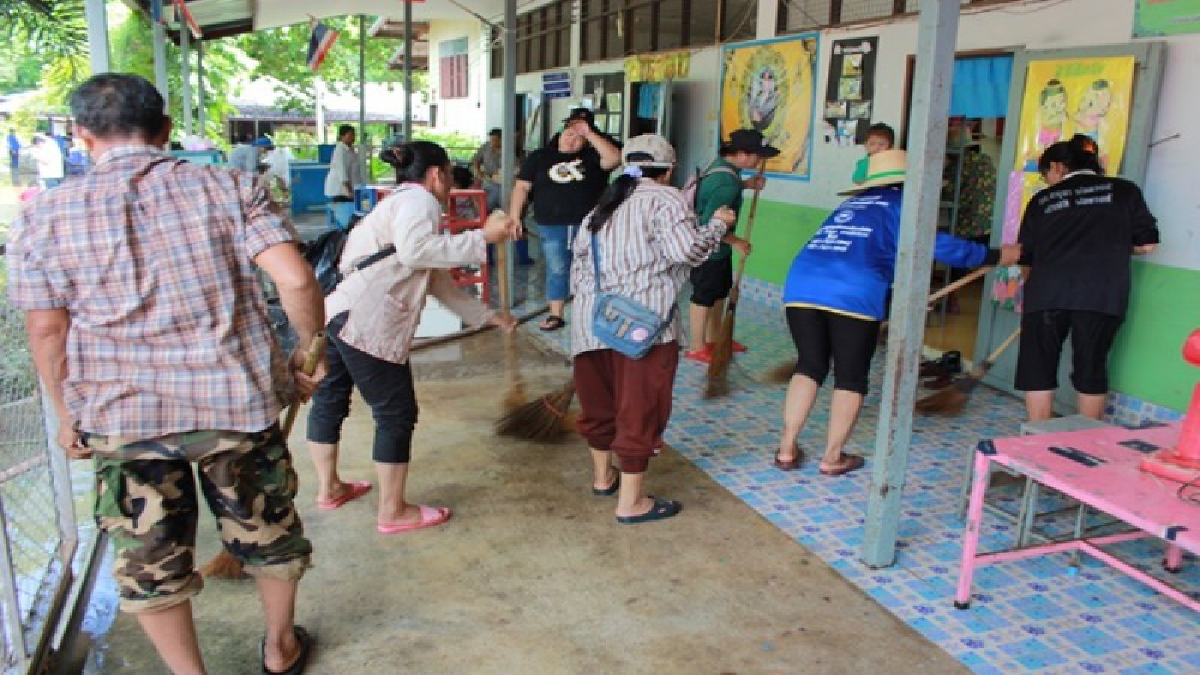 พิษณุโลกอ่วม!! น้ำป่าไหลหลาก เข้าท่วมรร.บ้านน้ำปาด รอบที่ 7 ประกาศสั่งปิดการเรียนการสอน 1 วัน (มีคลิป)